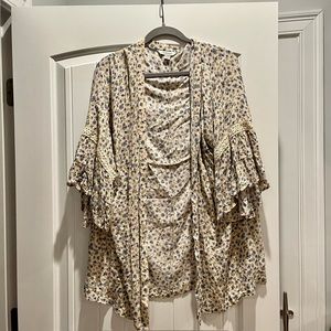 American Eagle Floral Flutter Sleeve Kimono